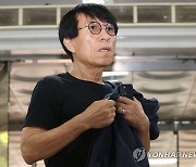 1심 선고 공판 출석하는 임옥상 화백