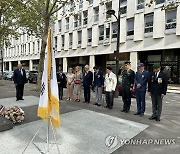 참배 헌화하는 신상태 향군회장