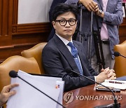 국정 현안 장관회의 개회 기다리는 한동훈 법무부 장관