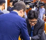 한동훈 법무부 장관, 윤희근 경찰청장과 인사