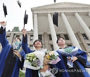 하늘 높이 던져보는 학사모