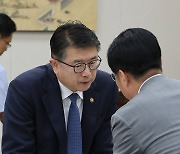 이태규 의원과 대화하는 장상윤 교육부 차관