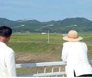 태풍 피해 입은 농장 복구에 인민군 투입한 북한…지켜보는 김정은