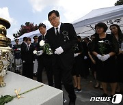 김홍업 김대중아태평화센터 이사장 '아버지에게 바치는 꽃'