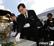 '아버지 김대중 전 대통령을 향한 헌화'