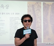 성추행 혐의 1심 유죄 판결 임옥상 화백…문체부, 지원 중단·배제 검토