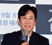 '잠' 이선균 "생고기 먹는 신, '고래사냥' 안성기 생닭 먹방 떠올리며 촬영"