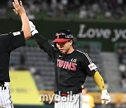 [MD포토] 문성주 '연장 10회초 찬스 만들었다'