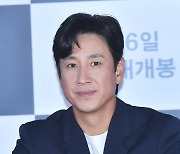 잠들기 두려운 이선균 [포토엔HD]