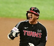 ‘12회 3홈런 폭발’ LG, SSG에 연장 12회 8-4 역전승