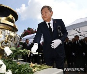 헌화하는 이상민 장관