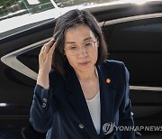 출근하는 김현숙 여성가족부 장관