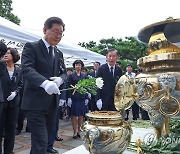 헌화하는 더불어민주당 이재명 대표