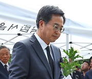 헌화 위해 이동하는 김동연 경기지사