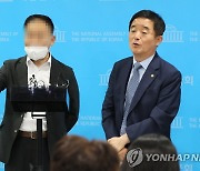 취재진 질문에 답하는 이동관 후보자 아들 고교 시절 담임교사