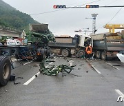 부산신항 앞 교차로서 5중 충돌 사고…1명 사망·2명 심정지