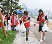 휴일 ‘늦잠’ 대신 봉사 나선 은행원… BNK부산은행 봉사단 500명, 관광지 환경정화