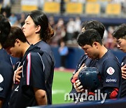 [MD포토] 국민의례하는 롯데 선수들