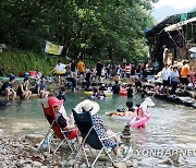 계룡산 동학사 계곡에 피서 인파