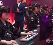 LCK 서머 최종 결승 진출전 앞두고 장비 점검하는 T1