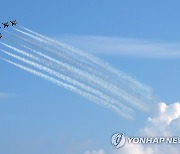 축하 비행 펼치는 블랙이글스