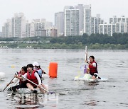 [포토]직접 만든 배 타고 한강에서 즐기는 휴일