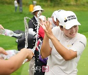 [포토]한진선 '폭포수 우승 축하 물세레'