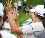 [포토]한진선 '시원한 우승 축하 물세레'