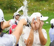 [포토]한진선 '우승 축하 물벼락'