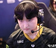 '완벽한 경기력' 젠지, 2세트도 승리... T1 또다시 준우승 '위기' [LCK 결승]