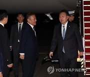 윤석열 대통령, 한미일 정상회의 마치고 귀국