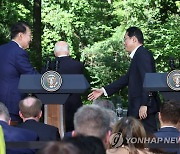 공동회견 마친 뒤 악수하는 윤석열 대통령과 기시다 총리