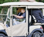 '마린원' 탄 尹…카트에 尹 태운 한국계 미군은 "영광입니다"