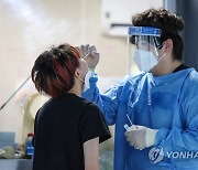 "코로나19 새 변이 위험성 평가 일러…경각심 갖고 상황봐야"