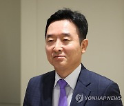 브리핑 입장하는 이도운 대통령실 대변인