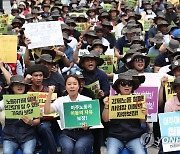 구호 외치는 이주노동자들