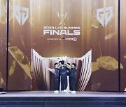 젠지, LoL 국내대회 3연패…LCK 서머 결승서 T1 완파(종합)