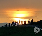 새별오름에서 일몰 기다리는 사람들