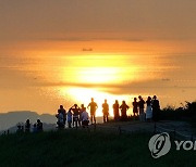 새별오름에서 일몰 기다리는 사람들