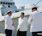 북한 김정은, 해군 전대 시찰…순항미사일 발사 훈련도 참관