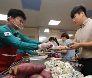 비상식량 배식받는 대덕구청 직원