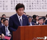 결산보고하는 박종문 헌법재판소 사무처장