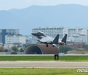 이륙하는 F-15K 전투기