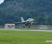 FA-50 전투기의 이륙