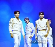 [포토]타이틀곡 ‘PERFORMER’ 마무리하는 배너