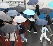 전국 곳곳 최대 60㎜ 소나기…무더위는 계속