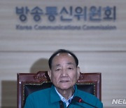 모두발언하는 김효재 직무대행