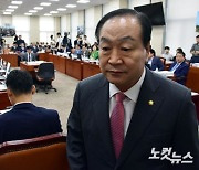 정회하고 이동하는 한기호 국방위원장