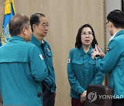 대화하는 한덕수 총리와 김현숙 여가부 장관