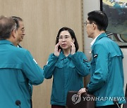 대화하는 한덕수 총리와 김현숙 여가부 장관